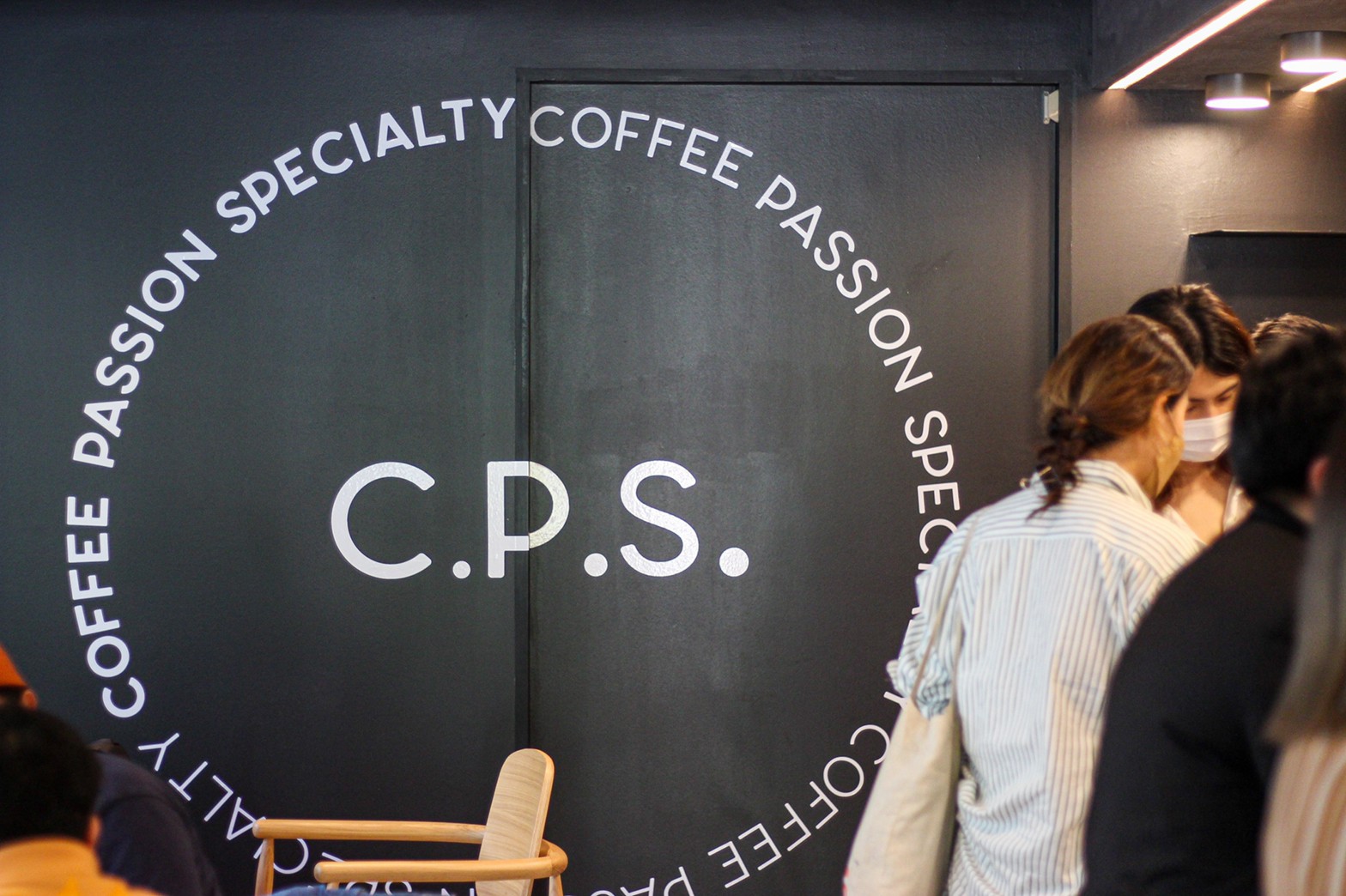 CPSCOFFEE คาเฟ่ที่นำจุดวงกลมมาเล่าในภาษาการออกแบบได้อย่างกลมกล่อม