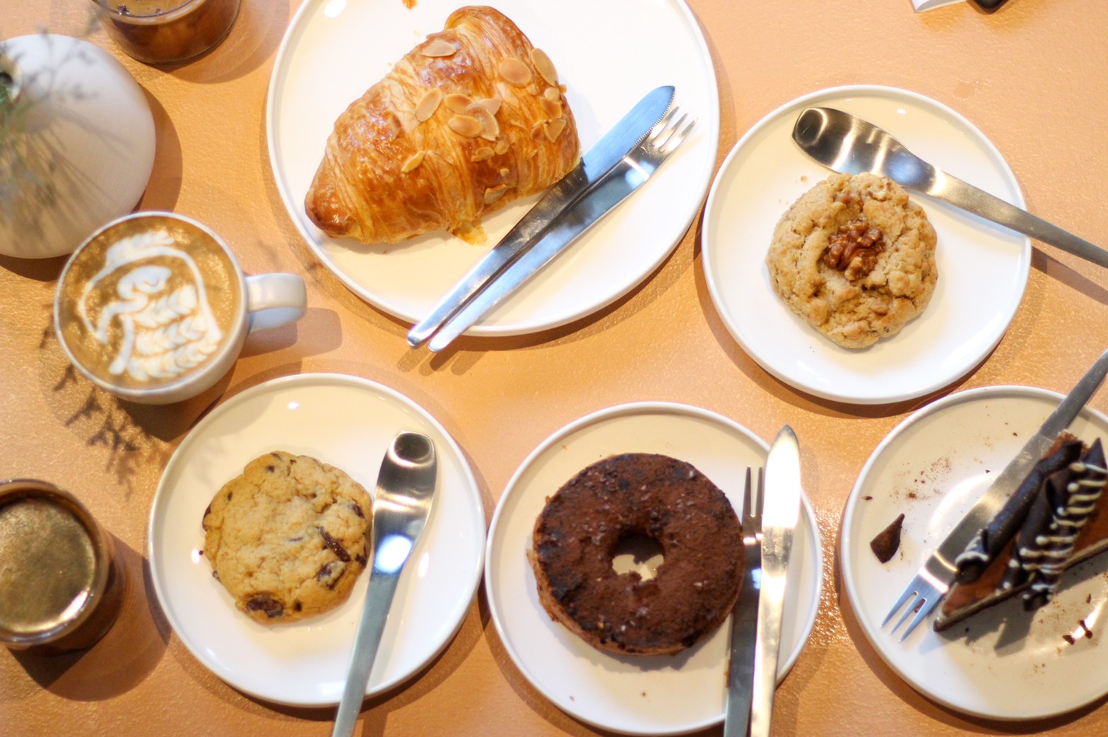 CPSCOFFEE คาเฟ่ที่นำจุดวงกลมมาเล่าในภาษาการออกแบบได้อย่างกลมกล่อม