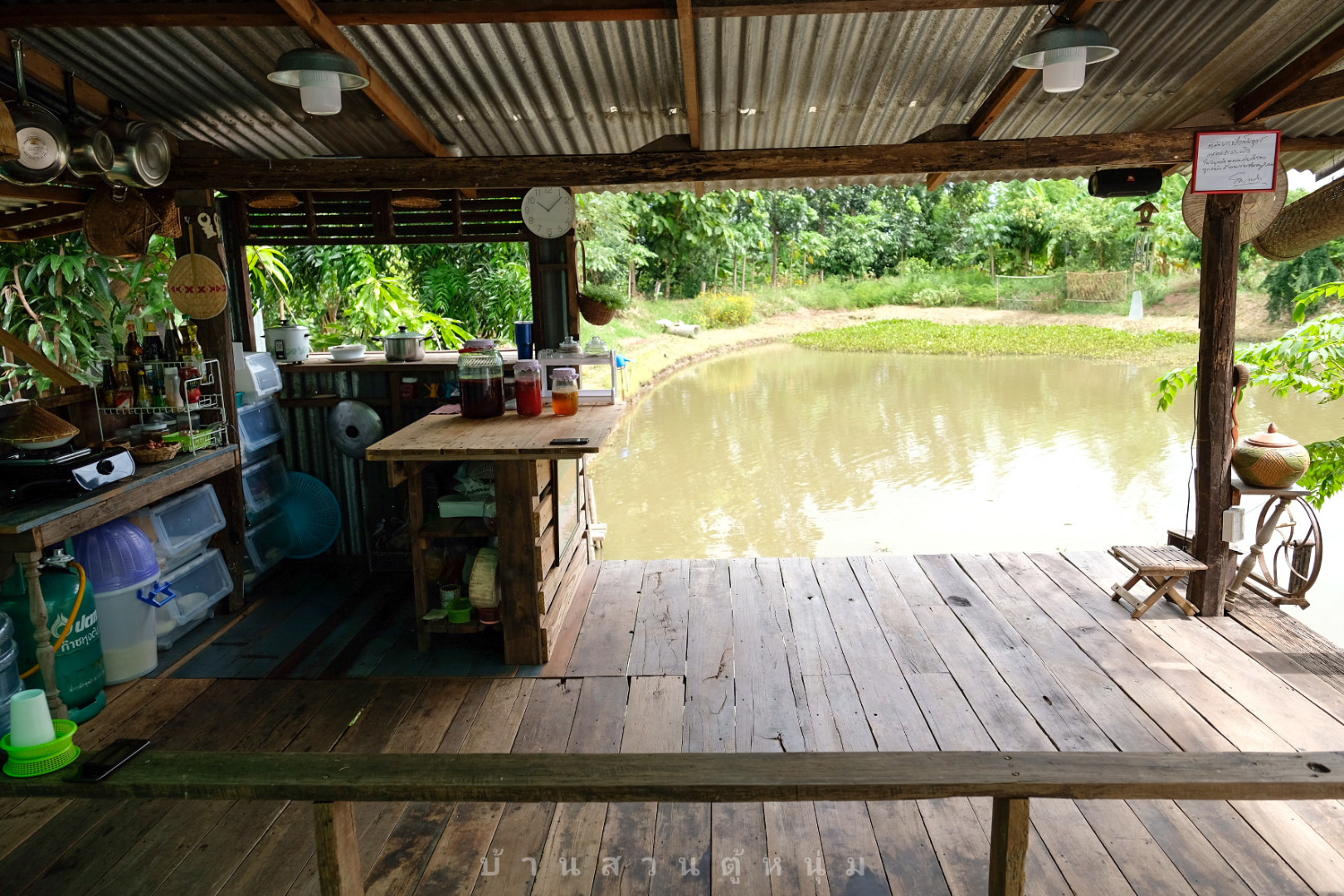 รีวิว "ครัวริมน้ำ" ออกแบบด้วยไม้เก่า ของเหลือใช้ ได้ทั้งนั่งชิม และนั่งชิล