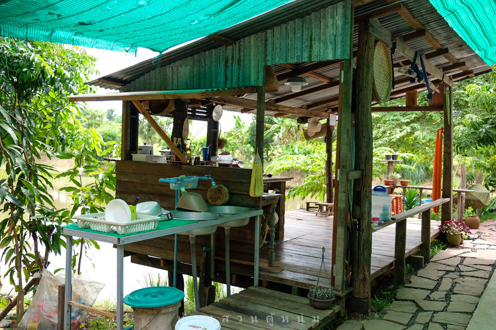 รีวิว "ครัวริมน้ำ" ออกแบบด้วยไม้เก่า ของเหลือใช้ ได้ทั้งนั่งชิม และนั่งชิล