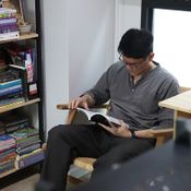 ทัวร์ห้องหนังสือ – ห้องทำงานสุดชิลล์ สไตล์ “อาจารย์ฮูก”