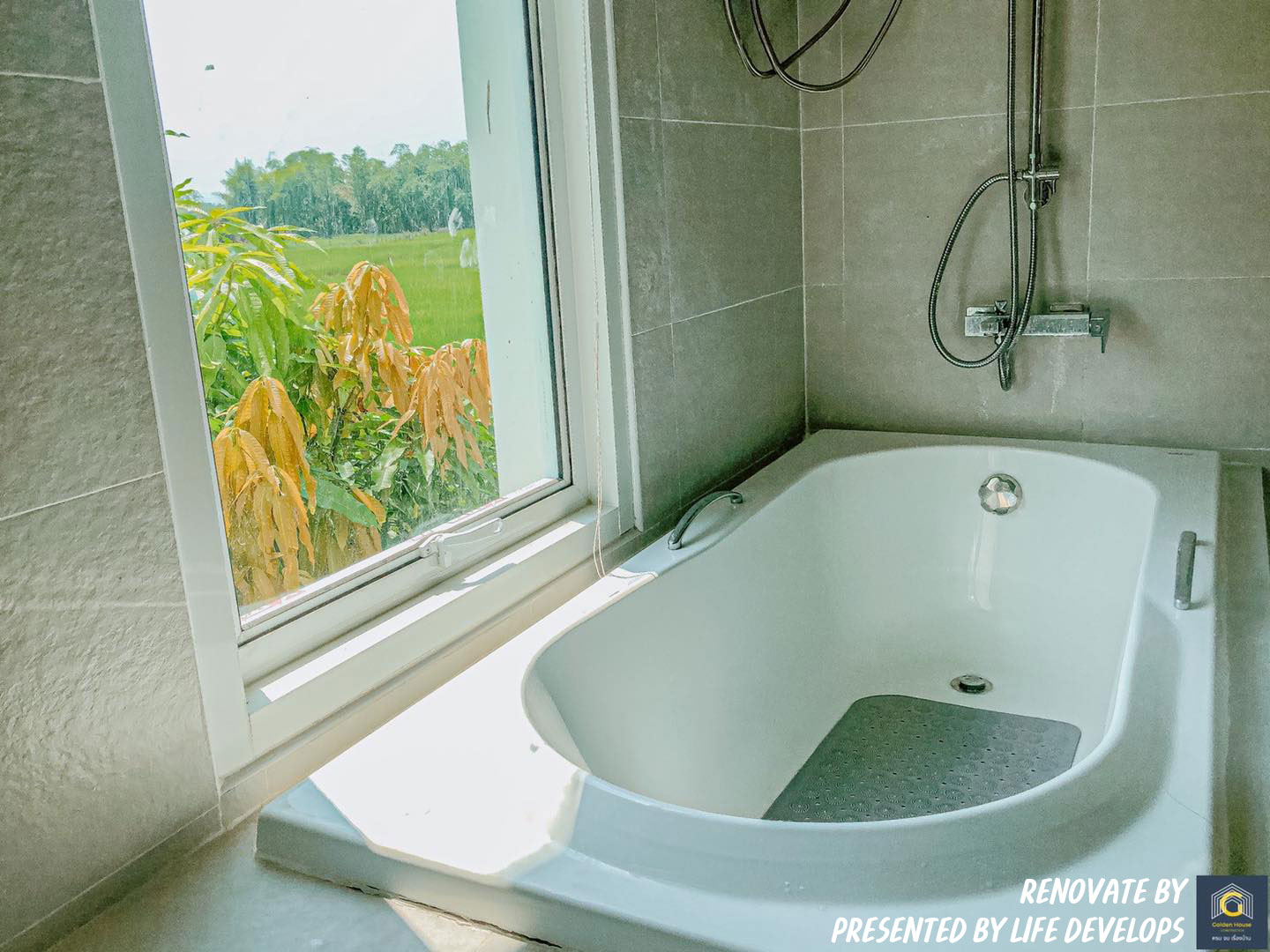 พาชม ผลงานการรีโนเวท “บ้านกลางทุ่งนา” พร้อมบรรยากาศตกแต่งภายในแบบมินิมอล