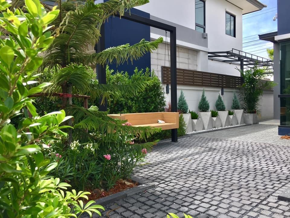 ชมไอเดีย “จัดสวนหน้าบ้าน” ลานพักผ่อนร่มรื่นไม่ต้องคอยมาตัดหญ้ากันให้เมื่อย