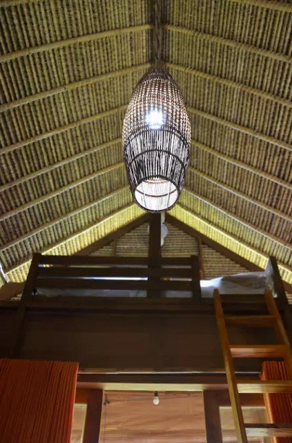 บ้านกระท่อมปลายนา วัสดุจากธรรมชาติ ตกแต่งงานไม้ ผสมผสานปูนเปลือย