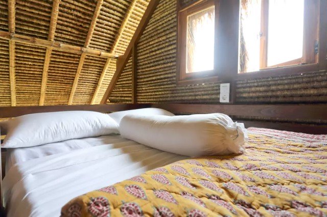 บ้านกระท่อมปลายนา วัสดุจากธรรมชาติ ตกแต่งงานไม้ ผสมผสานปูนเปลือย