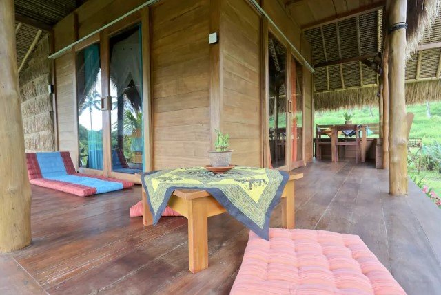 บ้านกระท่อมปลายนา วัสดุจากธรรมชาติ ตกแต่งงานไม้ ผสมผสานปูนเปลือย