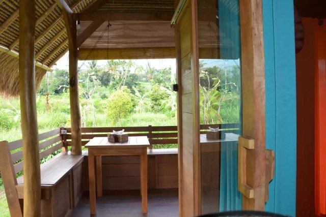 บ้านกระท่อมปลายนา วัสดุจากธรรมชาติ ตกแต่งงานไม้ ผสมผสานปูนเปลือย