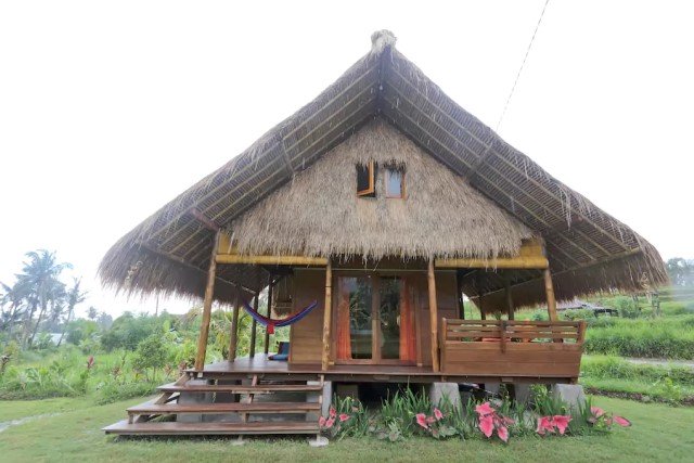 บ้านกระท่อมปลายนา วัสดุจากธรรมชาติ ตกแต่งงานไม้ ผสมผสานปูนเปลือย