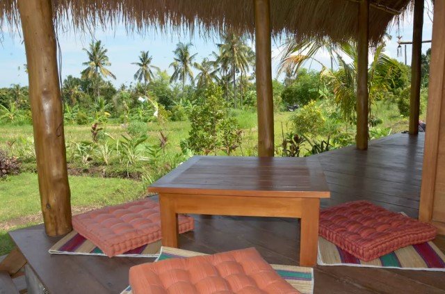 บ้านกระท่อมปลายนา วัสดุจากธรรมชาติ ตกแต่งงานไม้ ผสมผสานปูนเปลือย