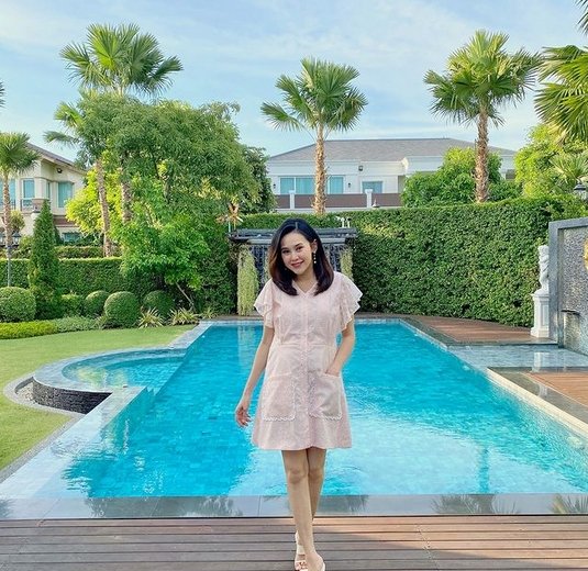 บ้านสุดหรูของ "แยม ธมลพรรณ์" อดีตนางเอกละครพื้นบ้าน ที่เพิ่งหนีตายจากเหตุไฟไหม้โรงแรม