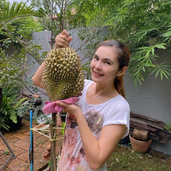 "ฝน ธนสุนธร" ทำคลิปสอนวิธีทำดินปุ๋ยจากเศษอาหาร เตรียมไว้ปลูกต้นไม้