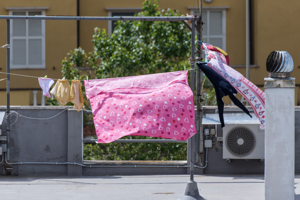 ทำไมไม่ควรตากผ้าหน้าคอมเพรสเซอร์แอร์?